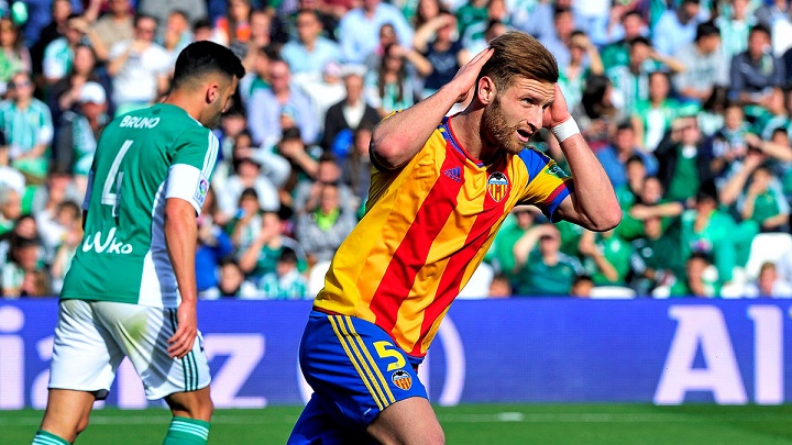 Mustafi en campo del Betis