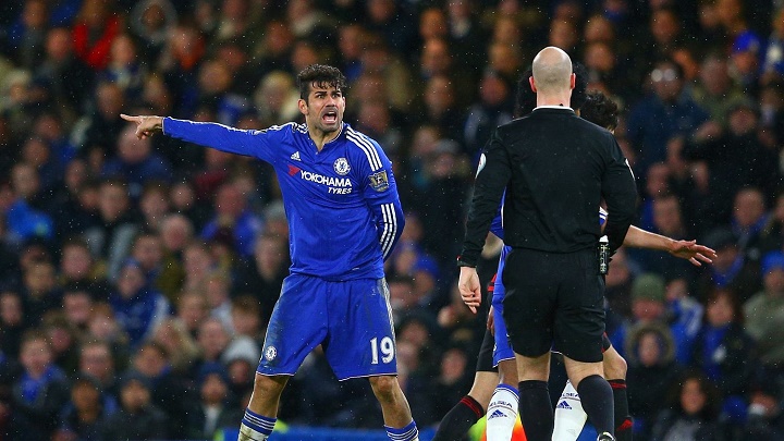 Diego Costa con el arbitro