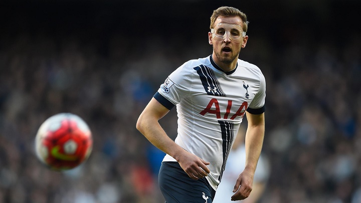 Harry Kane jugando con una mascara