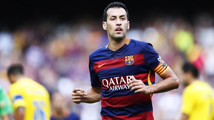 Sergio Busquets con el brazalete