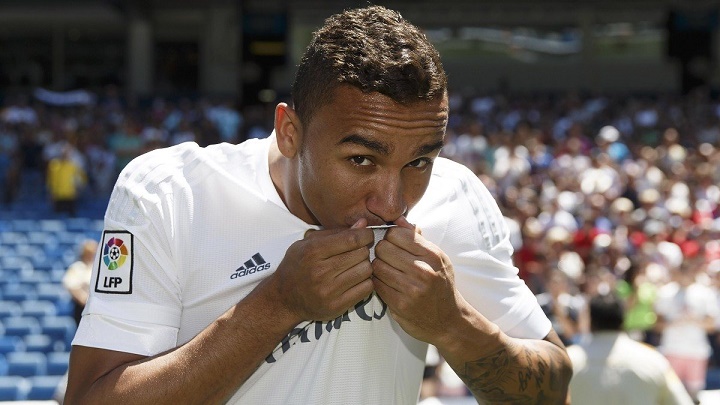 Danilo besando el escudo del Madrid