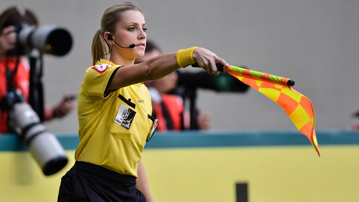 Fernanda Colombo levantando la bandera