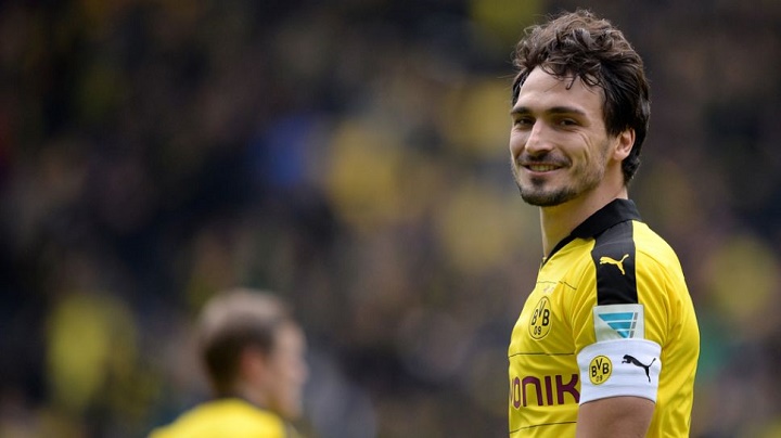 Hummels sonriendo