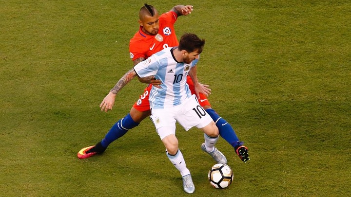 Arturo Vidal y Leo Messi