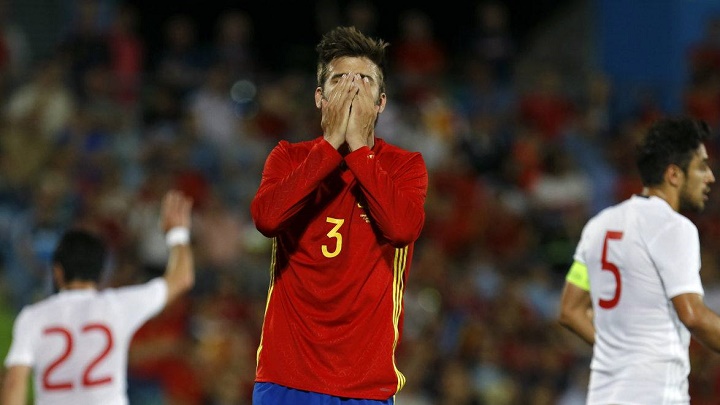 Gerard Pique lamentandose