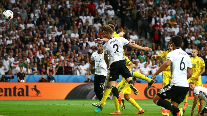 Mustafi remate de cabeza