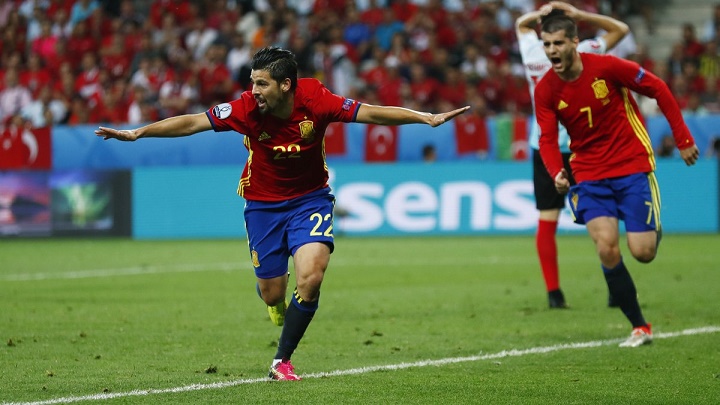 Nolito celebrando un gol