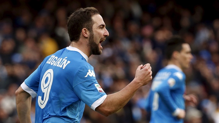 Higuaín celebrando un gol