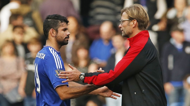 Diego Costa y Jürgen Klopp saludándose