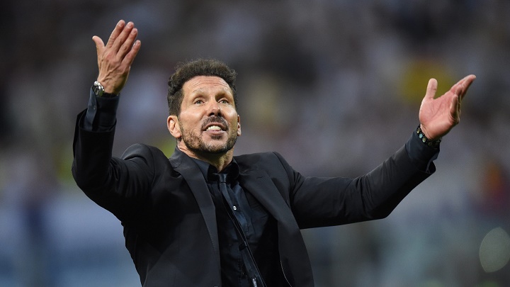 Simeone animando al público