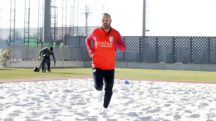 Iniesta entrenando