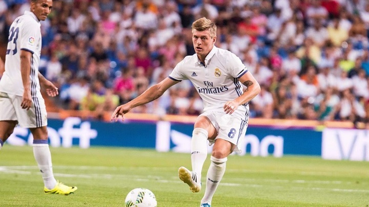 toni-kroos-dando-un-pase