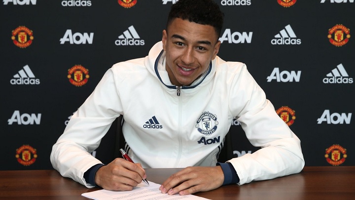 Jesse-Lingard-firmando