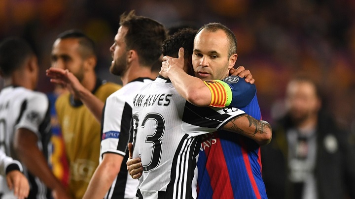 Dani-Alves-e-Iniesta