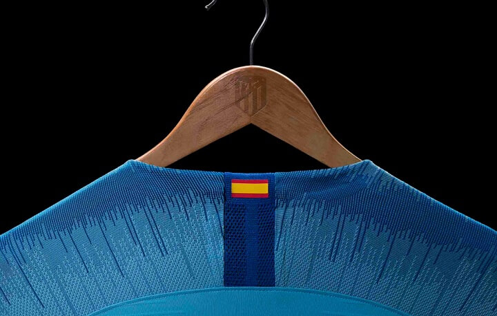 camiseta-azul-Atletico-de-Madrid-cuello