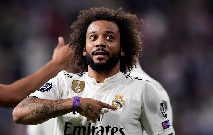 Marcelo-senalando-el-escudo