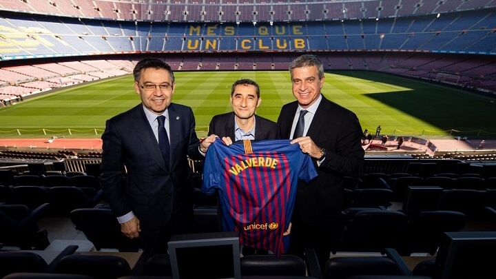 Valverde-posando-con-su-camiseta