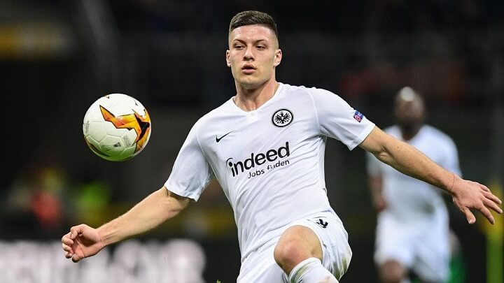 Luka-Jovic-controlando-el-balon