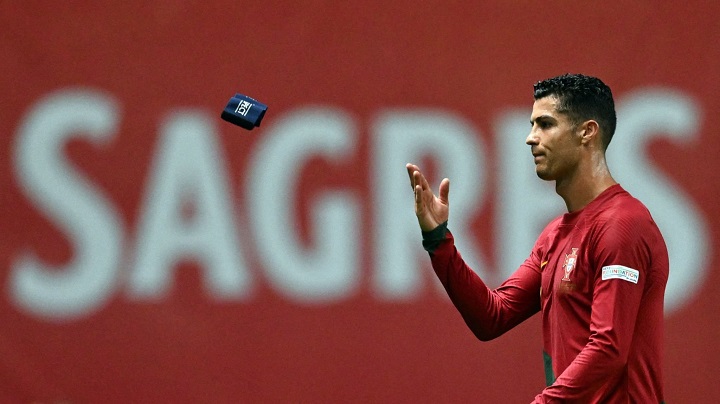 Cristiano-Ronaldo-lanzando-el-brazalete