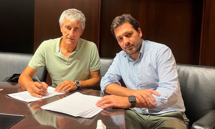 Quique-Setien-firmando-por-el-Villarreal